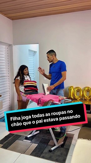 Irmã Joga Roupas no Chão Enquanto Pai Passa