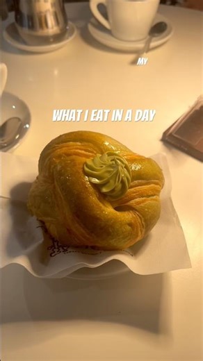 what I eat in a day as a girl who eats what she wants (snacky day edition)