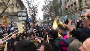 2.1M views · 11 reactions | Grosse grosse ambiance à l’arrivée place de la Bastille ! Toutes sortes de gens réunies, et « du mouvement, du mouvement, du mouvement social » Taha Bouhafs | Là-bas si j'y suis | Facebook