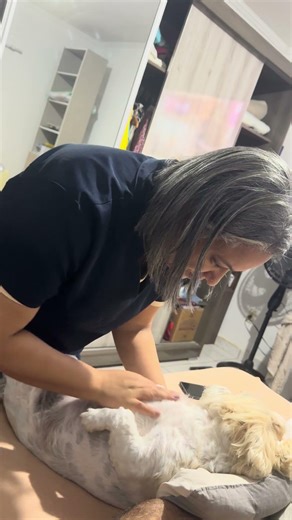 Minha mãe fazendo carinho