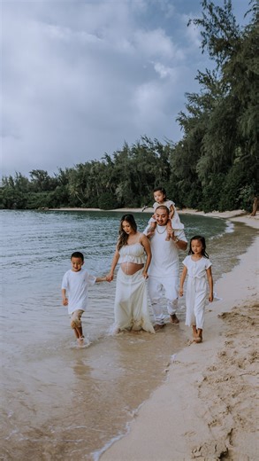 MEGAN DAVID | HAWAI’I LUXURY WEDDING PHOTOGRAPHER on Instagram: "The dreamy family-maternity photoshoot you’ve always wanted is waiting for you ✨ If you’re like me, you feel like 2025 just FLEW by. Time went by faster than you thought. You don’t know how your kids got bigger (and sometimes sassier). Some doors were closed & others unexpectedly opened. You & your partner overcame all the highs & lows life threw at you. And now, it’s 2026 😮‍💨 and you barely have any photos/videos of yourself, yo
