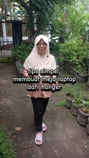 simple tips for making a laptop table from a hanger #tipsalayusitie #tipsandtrick #diyhanger #lap...
