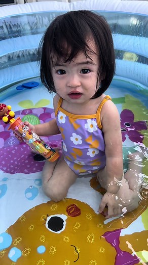 可愛い赤ちゃんのプール遊び！サンバ夫婦の楽しいショートビデオ