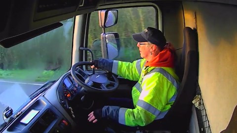 Moment truck driver causes horrific accident because windshield was fogged up
