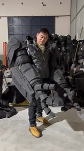 Like Jim Raynor's armor, hulk buster's fingers can move by pulling the strings inside the arms. #ironmansuit #ironmancostume #ironmanmk44 #hulkbuster #avengers #marvelstudio #eventplanning | Cosplay Armor Suits