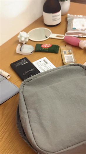 Pack with me: Everyday pouch edition. What’s one item you can never leave your home without? Shop the Wrinkled Nylon Wide-Opening Pouch In-store & Online. #MUJI #MUJIUSA #MUJItoGo | MUJI USA