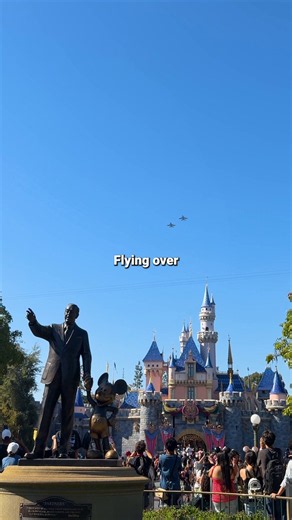 Red, white, and whoosh 🇺🇸✈️ ⚓🏰 @USNavy #Disneyland #LAFleetWeek #DisneySalutes #DisneyCelebratesAmerica