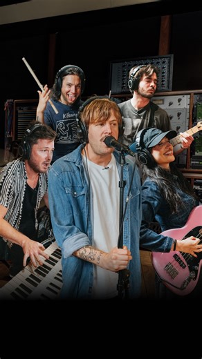 Alt-Pop Band Covers Frank Sinatra On The Spot (Ft. Little Hurt) 😲 In this episode of Covers on the Spot, Little Hurt steps into EastWest Studios to take on Frank Sinatra’s That’s Life. With only a few hours, chords, and lyrics, the band reshapes the classic into their own alt pop sound, chasing the swagger while keeping it original. Head over to the Musora channel to watch the full challenge! #musora #musoramedia #coversofinstagram #coversonthespot #sinatra #franksinatra | Musora