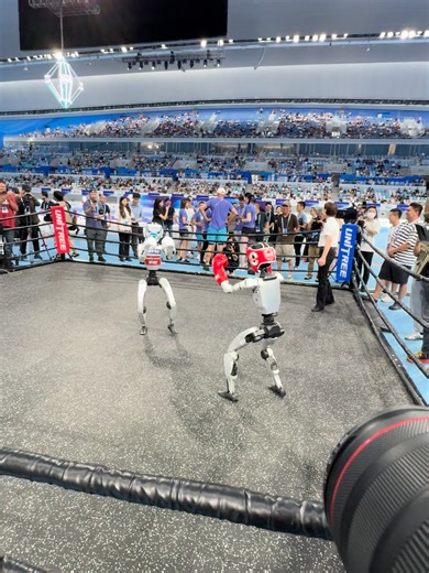 Ep. 5. From Ring to Gala: Months of Evolution. 幾個月：從擂台搏擊到春晚特技，見證進化。 From the freestyle sparring at the 2025 World Robot Games on August 17 to the 2026 CCTV Spring Festival Gala, Unitree robots have achieved a staggering evolution in just a few short months. 從 2025 年 8 月 17 日世界機器人大賽的自由搏擊，到 2026 年中國央視春晚的武術特技，宇樹機器人在短短幾個月內完成了驚人的進化。 #人形機器人 #拳擊 #格鬥