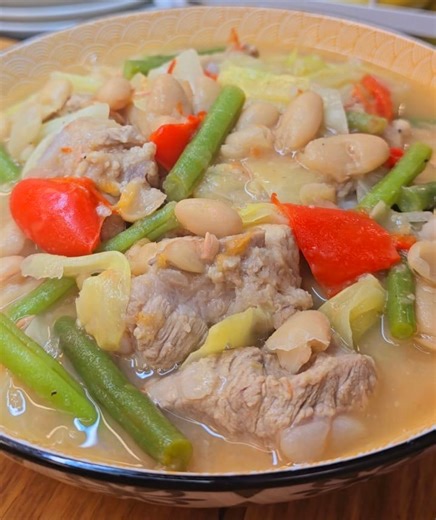 PORK BITSUELAS (Filipino Pork Ribs Soup with White Beans) A comforting bowl of pork ribs, white beans, and veggies—just like how mom used to make it. Warm, hearty, and full of childhood memories. Ingredients: • 750g pork ribs or pork bones cut into small sections • 1 1/2 can white kidney beans rinsed and drained (or 1 1/2 cup cooked from dried) • 200g green beans (bitsuelas), trimmed • 150g cabbage, chopped • 2 medium tomatoes, chopped • 1 onion, chopped • 1 medium red bell pepper, chopped • 4 c