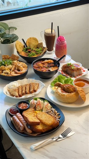 🇲🇾槟城『槟城人才懂！Flat楼下的隐藏美食』 📍 槟城 Sungai Pinang在一栋 flat 楼下，藏着一间很多在地人都认识的小咖啡厅。 很多年前就来过这家「 土庫鋪子 Thor Corr Phou Zi -NEW 」，现在已经有了舒服的冷气环境，很适合慢慢坐下来吃一餐。 这里卖的是在地味道，但不只是传统版本，有些是加入自己想法的做法。菜单选择不少，从早餐到正餐都有，而且吃得出来他们对食物是有坚持的。 不问真的不知道他们还有隐藏菜单，而且是限定日子才有～ 我们试了： 🦐海鲜咖喱面 🍜东炎炸生面 🍝爪哇面 （星期三&四才有） 🥘咖喱鸡面包 🍳Breakie Breakfast 🍤炸芝麻虾 🍠芋头糕 （星期六日&公共假期才有） ☕️招牌咖啡 🌹玫瑰香茶牛奶 - - - - - 📍 土库铺子 Thor Corr Phou Zi - NEW 🏠 5-G-07 Solok Sungai Pinang 2 Georgetown, Taman Serendah, 11600 Jelutong, Penang ⏰ 8AM-3:30PM（周五公休） 📞 019-577