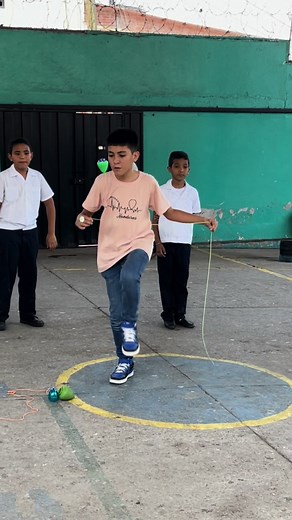 Juego del Trompo en la Escuela Cerro Grande