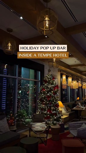 The Jingle & Mingle Holiday Pop Up Bar has arrived in Tempe, Arizona! 🎄✨🍸 Located at @nhstempe inside @omnitempeasu , this restaurant has transformed into a festive and cozy spot to grab holiday-inspired drinks snacks to get you in the spirit of the season. ☕️ On the special pop-up menu, you’ll find small bites like the alpine fondue, Mrs. Claus’ crostini, and Santa’s favorite ham sandwich, as well as deserts including the yule log and smashing ornament. The specialty cocktail menu features dr