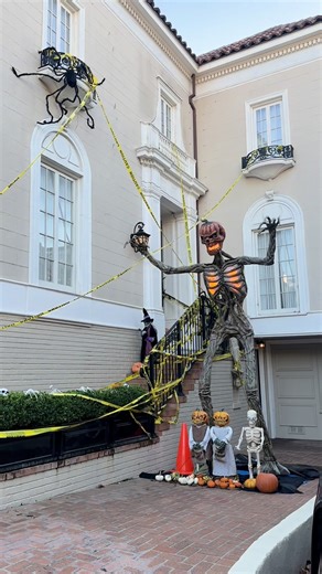 San Francisco during Halloween just hits different. The houses are already spooky chic before the decorations even show up. 🎃👻 🎥 wanderingsf Tap the 🔗 to explore all the best spooky and haunted locations around SF. 👉 https://bit.ly/3zP87uc | San Francisco | The Official Guide