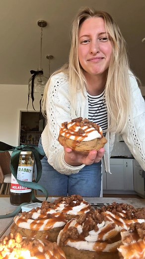 gingerbread caramel streusel cookies! thick and chewy gingerbread cookies with cinnamon spiced cream cheese frosting, salted caramel sauce, and a great streusel topping! Comment “gingerbread” and i can send you the recipe! | Molly Murphy