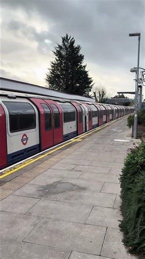 1992 Stock Central line arriving at South Woodford Station #fortheloveoftrains