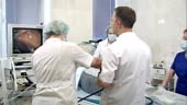 Médicos gastroenterólogo con sonda realizar gastroscopia