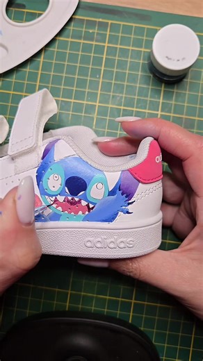 Tu valides ? Personnellement, j'ai beaucoup apprécié travailler cette peinture, elle offre un confort d'application incroyable. Il y a du bon dans les 2 marques que j'utilise, j'ai déjà le tableau comparatif tout prêt dans ma tête pour ceux que ça intéresse ! Dis-moi tout ça en commentaires ⤵️🫶