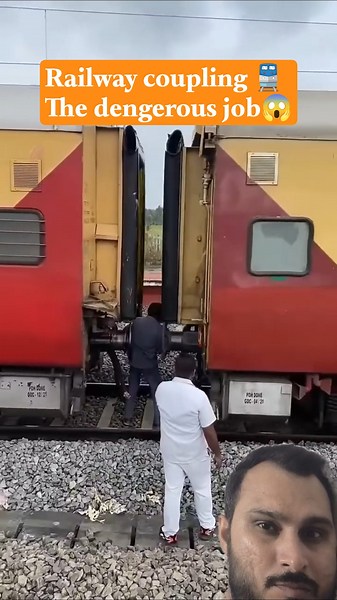 railway coupling 🚆 the dengerous job #shorts #ytshorts #railwaycontent