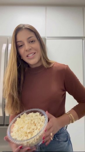 Por aqui já estamos devidamente preparadas para assistir a esse lançamento super especial da Dora, tenho certeza que até quem não é criança irá se divertir e se aventurar junto. Se preparem e juntem a criançada na sala para assistir a esse lançamento que será dia 15/04 às 19:30 na @NickJr. . Bora assistir juntas?