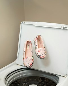 1.4K views · 28 reactions | Toss your favorite slippers in the wash for an instant refresh. Check out all of our machine washable slippers here: https://fal.cn/37gIm | Dearfoams | Facebook