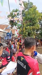 Beda Dengan yang Lain, Lomba Panjat Pinang Ini Berhadiah Janda Muda. Warga Kampung Lembur Tengah, Kelurahan Solokpandan, Cianjur, Jawa Barat, mengadakan perlombaan panjat pinang dengan cara yang berbeda dalam rangka memeriahkan HUT Kemerdekaan RI ke-79. Tidak seperti biasanya, di mana peserta lomba memperebutkan hadiah berupa barang, kali ini pemenang lomba panjat pinang justru mendapatkan hadiah berupa janda muda yang duduk menunggu di puncak tiang. | Tips dan inspirasi berkebun