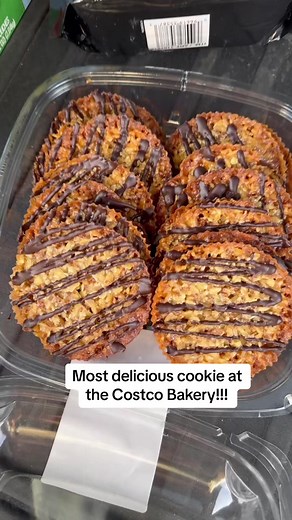 You GOTTA try this new cookie at the Costco bakery! Its amazing! Chewy, crunchy, buttery and chocolatey! 🤤 . #costco #costcoguide #cookies