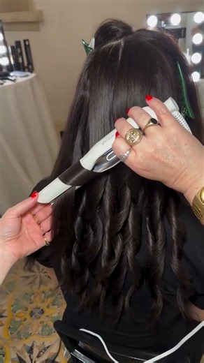 Avec le nouveau lisseur ghd sculpt : de la brillance jusque dans chaque mouvement. ✨