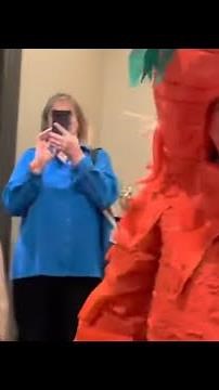 Tybo the carrot surprises Judy Robinson (Marta Kristen) lost in space (Benjy greenberg)