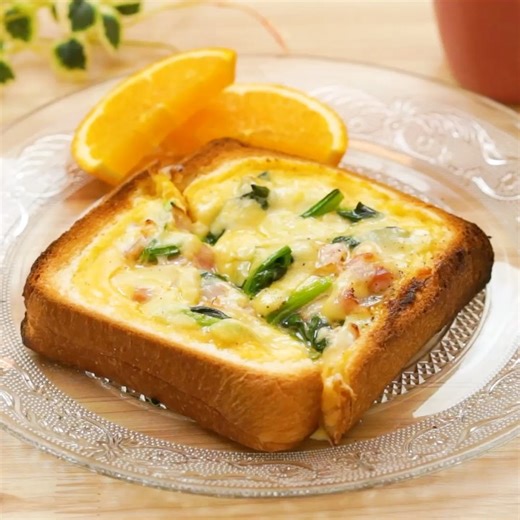 デリッシュキッチン-料理・献立・レシピ on Instagram: "休日に作りたい！食パン5選 誰でも簡単にできるおかずやスイーツを毎日お届け！ @delishkitchen.tv のフォローをお願いします♪ 投稿を見て、美味しそう！って思ったら「いいね」や「保存」をしてね！ ★┈┈┈┈┈┈┈┈┈┈┈┈★ ①＜朝から簡単ごちそう！食パンキッシュ＞ 生クリームを入れて濃厚な仕上がり！食パンで手軽に作れるキッシュのレシピをご紹介します。バターのコクとベーコンの旨味が卵に染み込んでクセになる味わいです♪とろーりチーズも相性ぴったり！朝食や軽食にぜひお試しください。 調理時間：約15分 ■材料 (1人前) ・食パン 1枚 ・ほうれん草 20g ・有塩バター 10g ・ベーコン 2枚 ・ピザ用チーズ 20g ☆たまごソース ・卵 1個 ・牛乳 大さじ1 ・生クリーム 大さじ1 ・コンソメ 小さじ1/2 ・塩こしょう 少々 ■手順 (1)スプーンを使って食パンにくぼみをつくる。 (2)ほうれん草は一口大に、ベーコンは1cm幅に切る。 (3)フライパンにバターを入れて熱し、2を加えてほうれん草