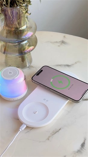 🔋🎶 Música que suena. Energía que no se detiene. Tu nueva estación favorita: parlante Bluetooth cargador inalámbrico, todo en uno. Minimalista, compacto y con luz LED: suma estilo a tu espacio mientras recargás tus ganas. ✔️ Sonido claro y potente ✔️ Carga inalámbrica rápida ✔️ Luz ambiental multicolor ✔️ Ideal para escritorio, mesita de noche o living 👉 Tecnología con diseño, al estilo Morph. Disponible en morph.com.ar y locales. #MorphArgentina #DecoFuncional #TecnologíaConEstilo #Bluetooth 
