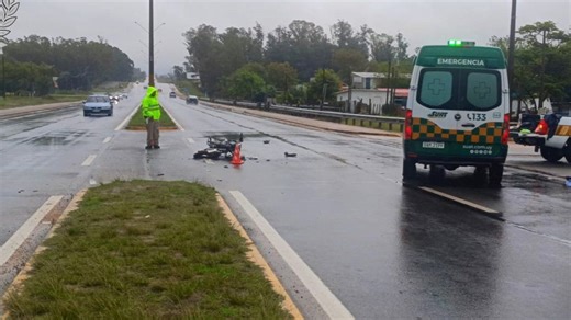 Choque entre moto y auto dejó un joven de 26 años fallecido en ruta 102