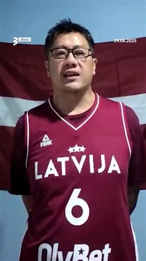🏀 Basketbols nav iedomājams arī bez sestā spēlētāja – faniem. Daudzi skatītāji droši vien atceras pirms diviem gadiem Indonēzijā notikušo Pasaules kausu un indonēzieti Endrjū, kurš izrādījās kvēls Latvijas basketbola izlases atbalstītājs. Šajā laikā Endrjū ir paspējis vienreiz paviesoties Latvijā, bet tagad Eiropas čempionātam basketbolā seko līdzi no savām mājām. 🇱🇻 👁‍🗨 Uzzini vairāk portālā tv3.lv | TV3 Ziņas