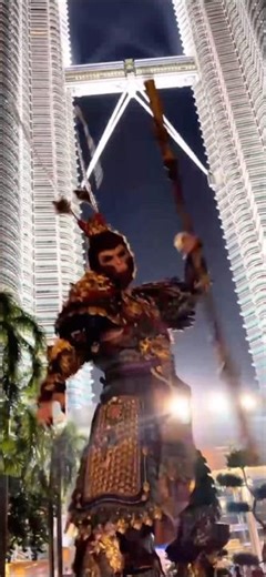 《Black Myth·Wukong》cosplayers on the streets of Kuala Lumpur! 《黑神话·悟空》coser，在吉隆坡街头给外国友人一些东方震撼！