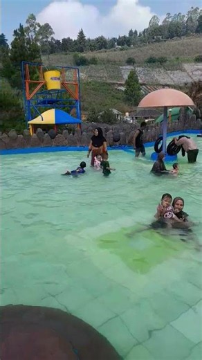 Berenang di kolam air panas