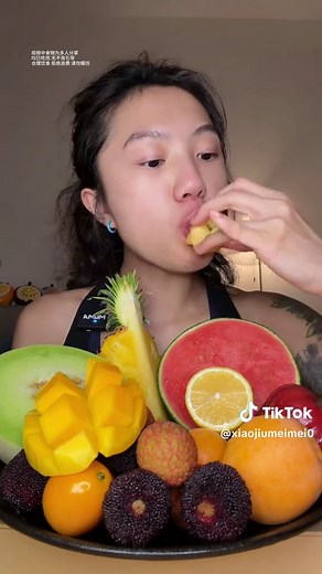 夏日水果盛宴宵夜吃播：葡萄、桃子、荔枝与蜜瓜推荐