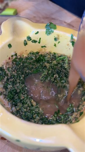 Jordi Casas on Instagram: "Recepta de popets amb ceba: Netegem be els popets, rentem i tallem a trossos. Posem en cru, ceba tallada, tomaquet i els popets, un raig de vi blanc i que cogui mes de mitja hora. Cap al final de cocció afegim una picada d’all, julivert i ametlla torrada. Que cogui 5 minuts més i ja es pot servir o millor encara reposar unes horetes. #pulpo #mar #platillo #seafood #foodporn"