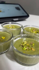 Crème dessert pistache maison 🌿🥄 Onctueuse, intense en pistache et faite maison, cette crème dessert est un vrai petit plaisir coupable. Parfaite pour se faire plaisir à la cuillère ou pour impressionner sans effort vos invités. Ingrédients (pour 3 -4 personnes) 250 g de lait 1 jaune d'œuf 20 g de sucre en poudre 10 g de farine 5 g de vanille en poudre 40 g de pistache (45% minimum) Préparation Dans le bol, mettre le lait, le jaune d'œuf, le sucre, la farine, la vanille et la pistache. Cuire 9