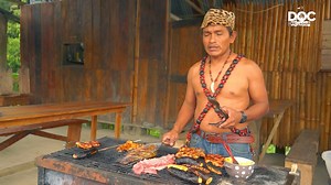 La comida típica se prepara con carne de animales silvestres y peces; que va siempre acompañado de diferentes tipos de chicha de Yuca, chicha de maduro y chicha de chonta. #DestinoDoc #DoctvEcuador #Shuar #Balao #Guayas | Doctv Ecuador