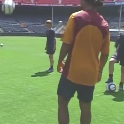 Ronaldinho's Incredible Samba Football Skills Showcase
