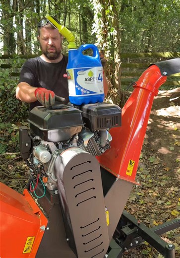 Fuelling up a petrol wood chipper from Outland tools with Aspen Fuel 👌🏼 🔥 #asmr #woodchipper #fuelling #4stroke #fuel @Outland Tools