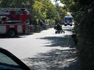 Feuerwehr Einsatzfahrt blockiert ! Rentnerin mit Rollstuhl übersieht Löschfahrzeug