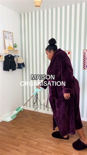 Balai vapeur pour nettoyer et désinfecter la maison en profondeur
