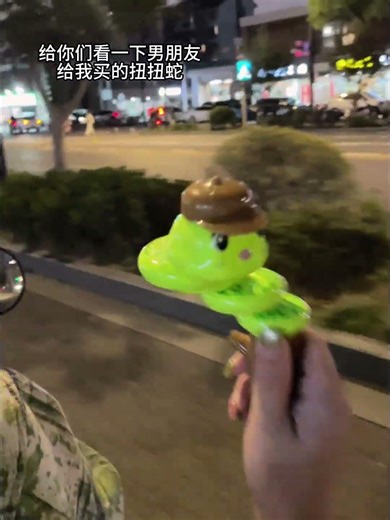 My boyfriend bought me a squiggler, hahaha #trying something new #squiggler #toy