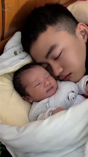 🇨🇳「父爱的深度，往往藏在他不善言辞的温柔里。」 —— 狄更斯 🇬🇧 “The depth of fatherly love is often hidden in his non-verbal gentleness.” —— Charles Dickens 🇨🇳 类似案例： 🇬🇧 Similar cases: 🇨🇳 一位刚下班、满身疲惫的父亲，回到家第一件事不是休息，而是轻手轻脚地走到婴儿床边。他目不转睛地看着熟睡的小女儿，脸上露出了平日里少见的憨厚笑容。他伸出布满老茧的手，想要触碰女儿娇嫩的小脸，却又在半空中缩了回来，生怕自己粗糙的皮肤惊扰了孩子的甜梦。 🇬🇧 An exhausted father, right after getting off work, went straight to the crib instead of resting. He stared at his sleeping daughter with a rare, simple smile. He reached out his calloused hand to touch h