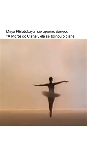 Explicação Detalhada on Instagram: "Maya Plisetskaya é considerada uma das maiores bailarinas do século XX, e sua interpretação de A Morte do Cisne entrou para a história do balé como uma das mais emblemáticas de todos os tempos. A coreografia foi criada em 1905 por Mikhail Fokine, sobre a música Le Cygne, de Camille Saint-Saëns, originalmente como um solo curto pensado para a bailarina Anna Pavlova. Ao longo do século, a obra se transformou em um símbolo da expressividade e da delicadeza do bal