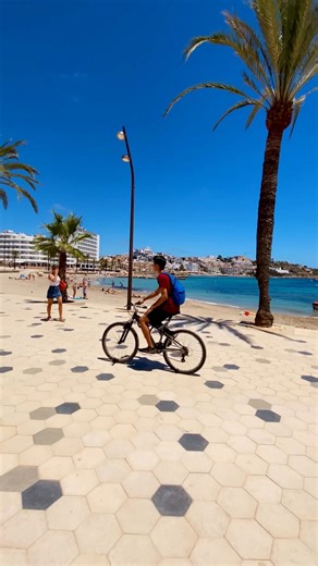 A perfect blue-sky kind of day in Figueretas 💙 Figueretas is where locals and travellers share the same shoreline, soaking up the sun just minutes from the city, but miles away from the rush. Salt in the air, soft waves rolling in, and nothing on the agenda except enjoying the moment. Some days in Ibiza don’t need music, crowds or plans — just blue skies and the sea doing its thing. #Figueretas #IbizaToday #BlueDay #IbizaVibes #RepeatIbiza #IbizaLife #IbizaBeach #MediterraneanMood #IslandMoment
