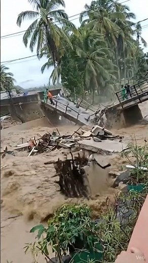 大洪水で橋が崩落…住民が濁流にのみ込まれる瞬間 #洪水 #flood #自然災害 #naturaldisaster #ショート動画