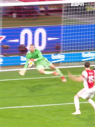 Maarten Paes Makes Ajax Debut 🇮🇩