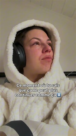 Marie Muller • Activations & Shift pour Leaders on Instagram: "Il y a un moment. Un moment où ce n’est plus une réflexion. Ce n’est plus une “remise en question”. C’est une certitude. Tu sais. Dans tes tripes. Dans ton souffle. Dans ta poitrine qui se serre. Ça ne peut plus continuer comme ça. Et à cet instant précis, ton corps parle avant ton mental. Il hurle parce que : – Tu t’es sur-adaptée trop longtemps. – Tu as tenu alors que tu étais déjà épuisée. – Tu as contrôlé pour survivre. – Tu as p